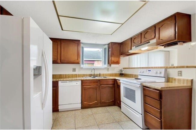 Building Photo - 22118 Meadowhill Dr