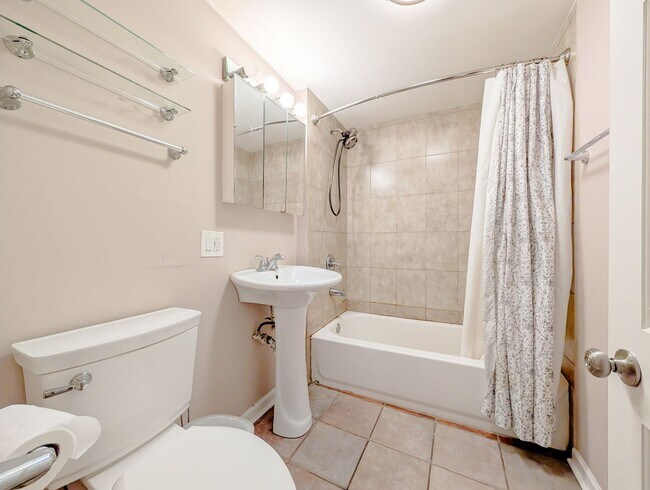 Building Photo - 1 bed 1 bed unit in South Old Irving Park
