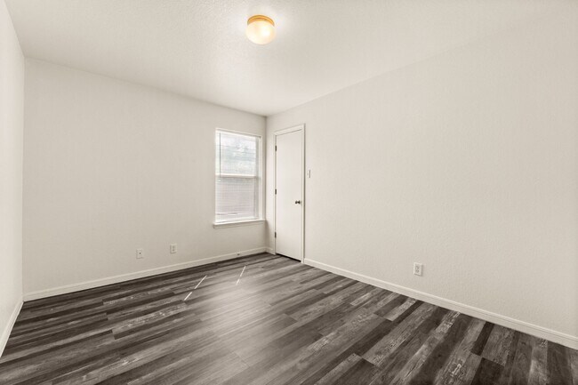 Building Photo - 1405 Chips Dr