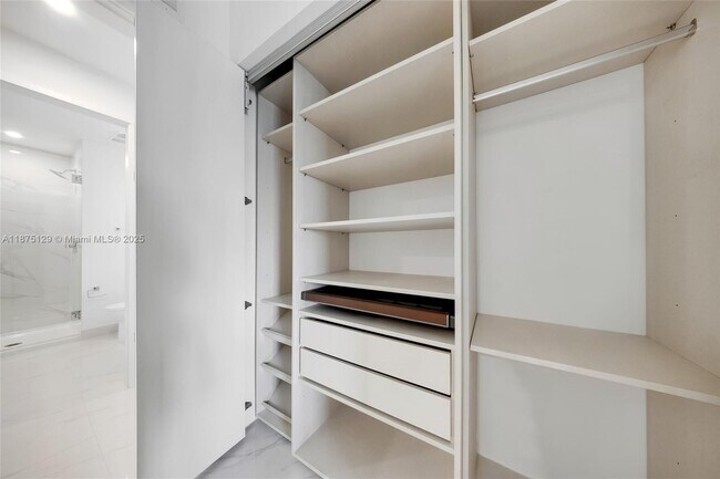 Building Photo - 700 NE 24th St