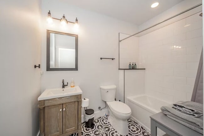 Building Photo - 930 Elm St