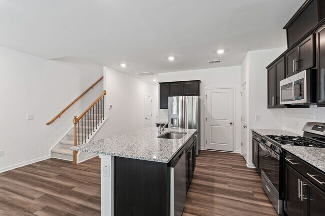 Building Photo - Limited-Time Offer: Modern 3-Bedroom Townh...