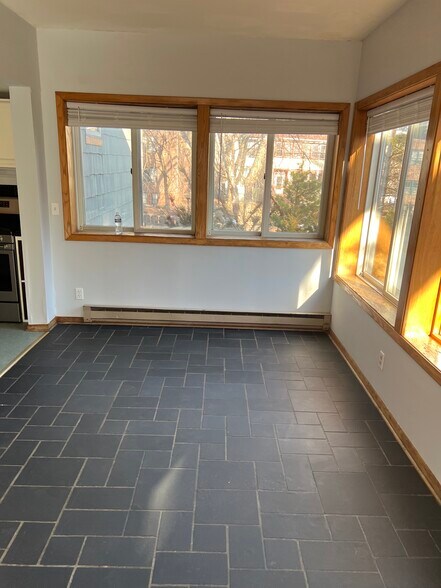 Building Photo - 114 Bedford St SE