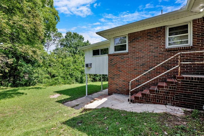 Building Photo - 204 3rd Ave