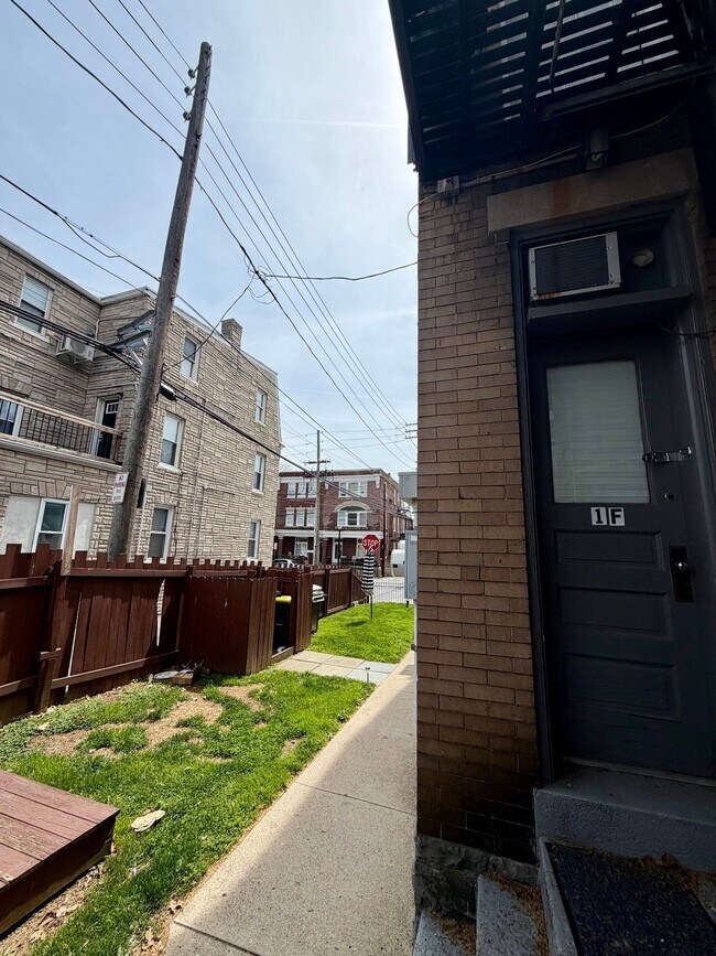 Building Photo - 31 W James St