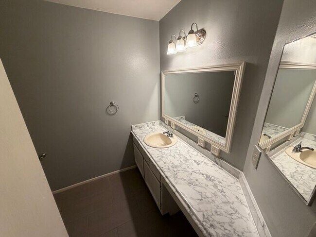 Building Photo - Convenient 2/2 Orlando Condo – Water & Garbage Included!
