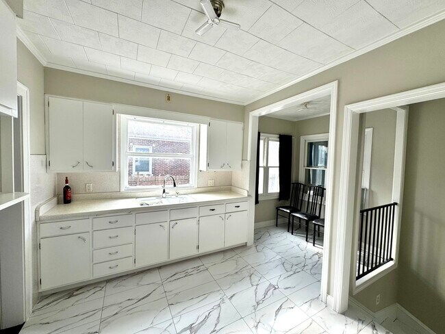 Building Photo - 216 Burton Ave