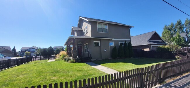 Building Photo - 4 Bed 2.5 Bath - NW Redmond