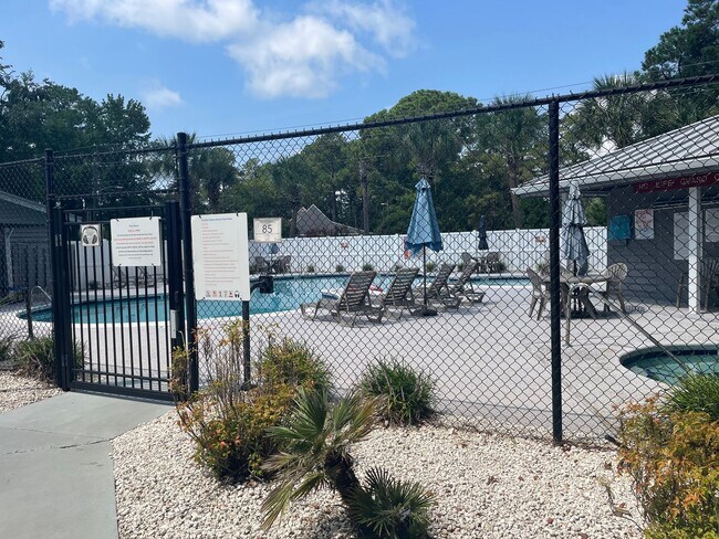 Building Photo - 10170 Beach Dr SW