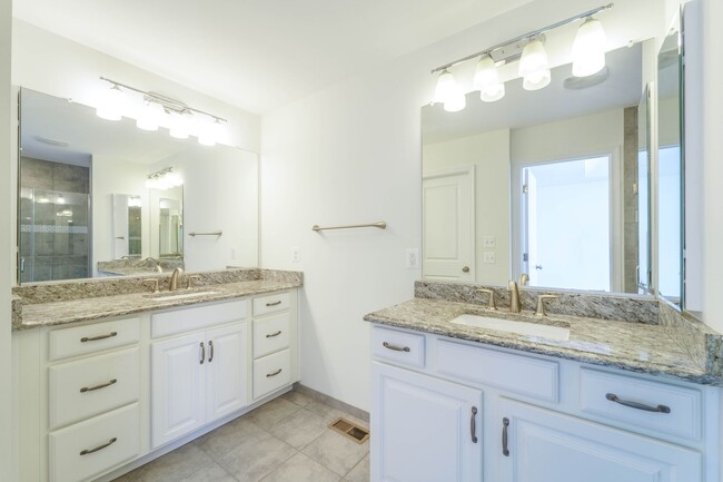 Building Photo - 3 bedroom 3 bath townhouse in Brambleton