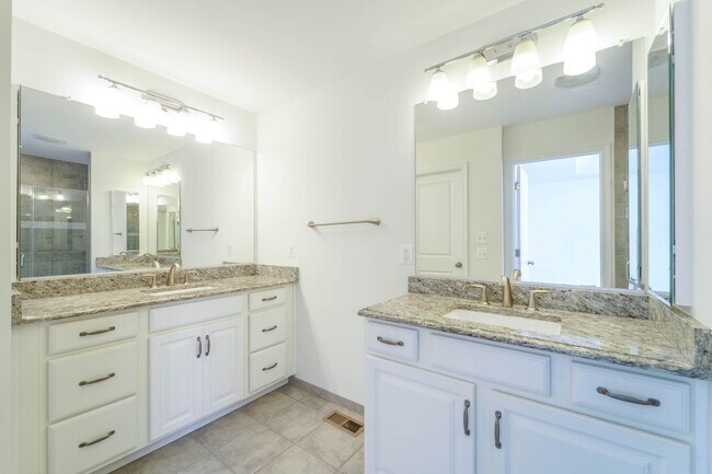 Building Photo - 3 bedroom 3 bath townhouse in Brambleton