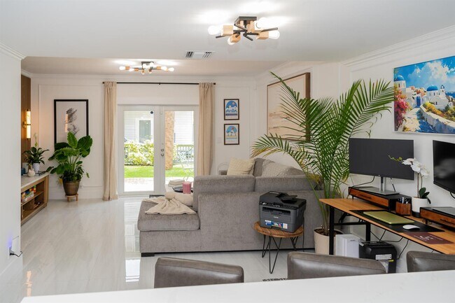 Building Photo - Northeast 15th Avenue, Fort Lauderdale, FL 33305 - 2 BR 1.5 BA townhouse