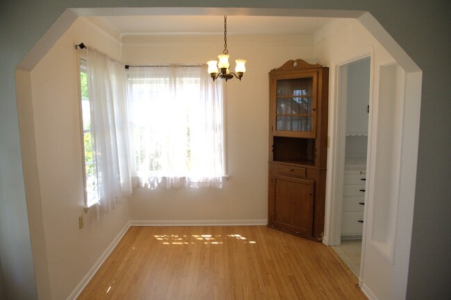 Building Photo - 409 W Ellis Ave