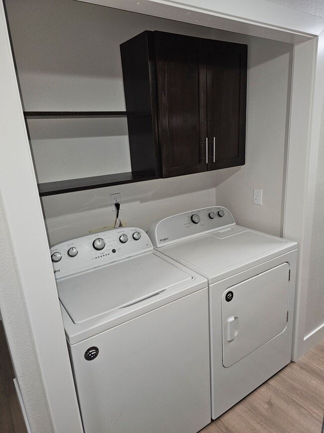 Building Photo - Large Updated 2 Bed, 1.5 Bath Townhouse w/ Washer & Dryer + Off-street Parking