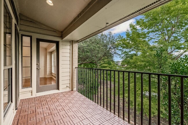Building Photo - Delightful in Dallas