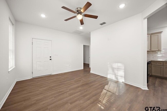 Building Photo - 504 Neches St