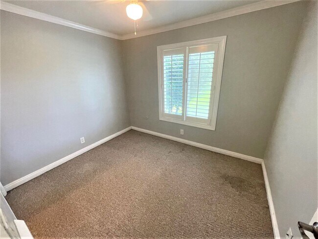Building Photo - COSTA MESA 4BR/3BA TOWNHOME READY FOR MID-JULY OCCUPANCY