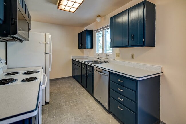 Building Photo - 12 Brompton Cir