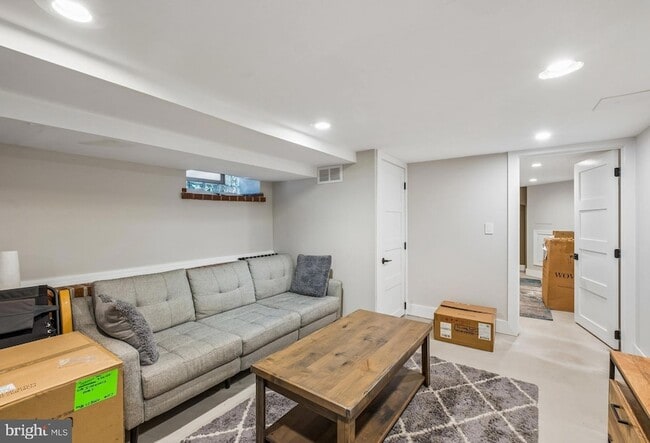 Building Photo - 357 Lemonte St