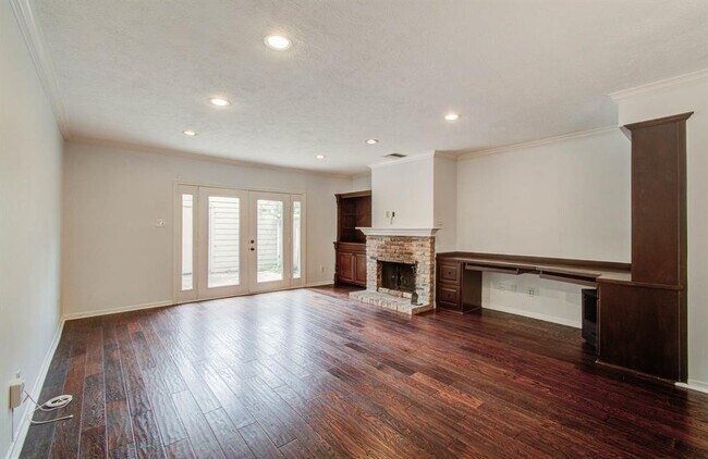 Building Photo - 926 Memorial Village Dr