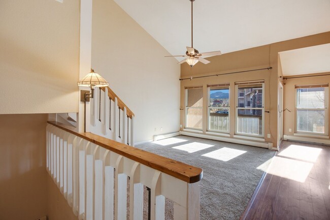 Building Photo - Woodland Park Townhome!