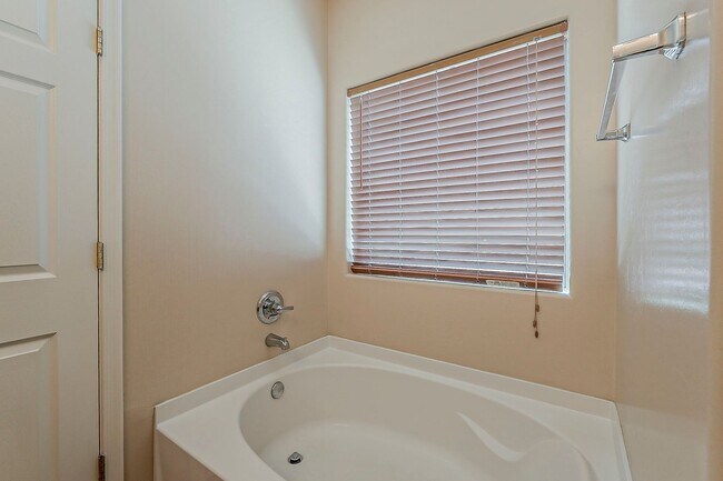 Building Photo - Pet-Friendly 4 Bedroom Rental in Tucson wi...