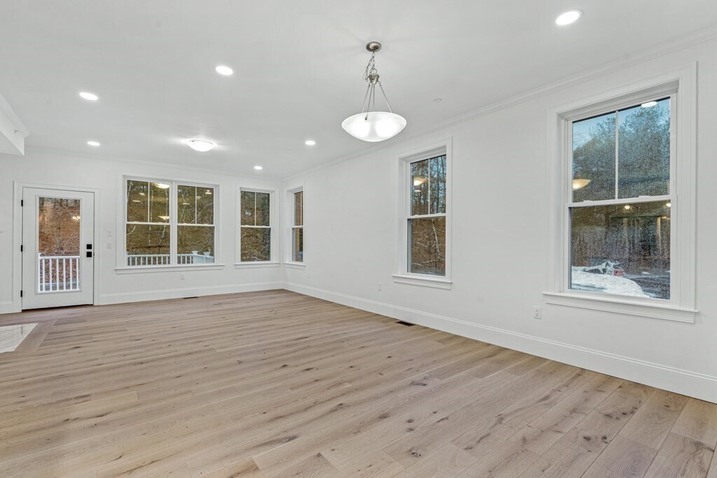 Building Photo - 19 Lily Pond Ln