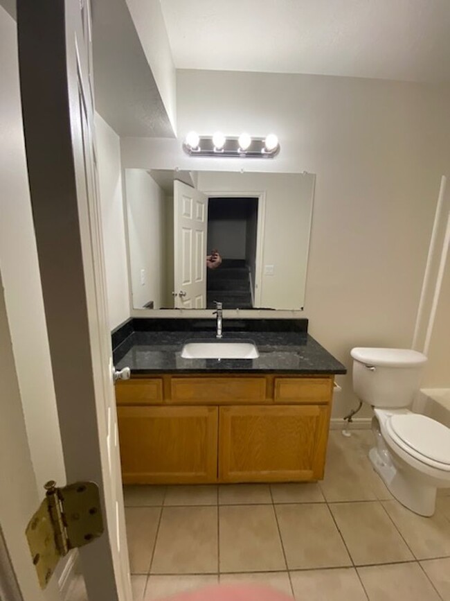 Building Photo - REMODELED 3 BEDROOM TOWNHOME