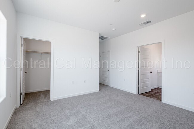Building Photo - 4 Bedroom, 2 Bath Home with Solar in the S...