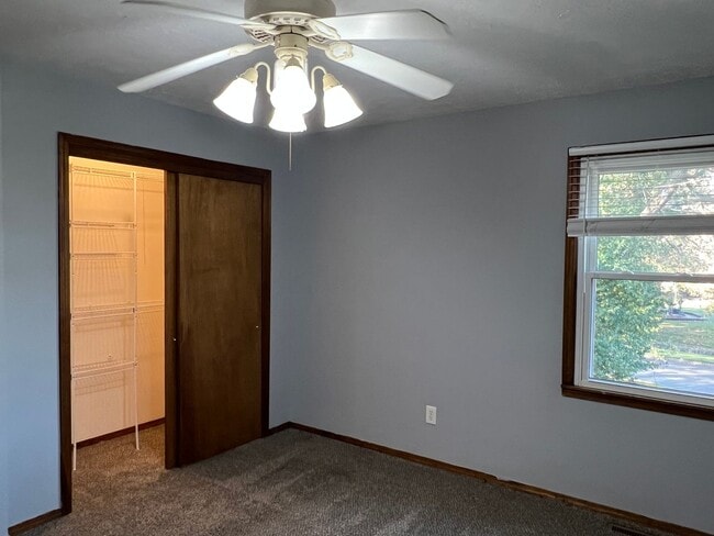 Building Photo - AVAILABLE NOW! Walking Distance to Silver Springs Park