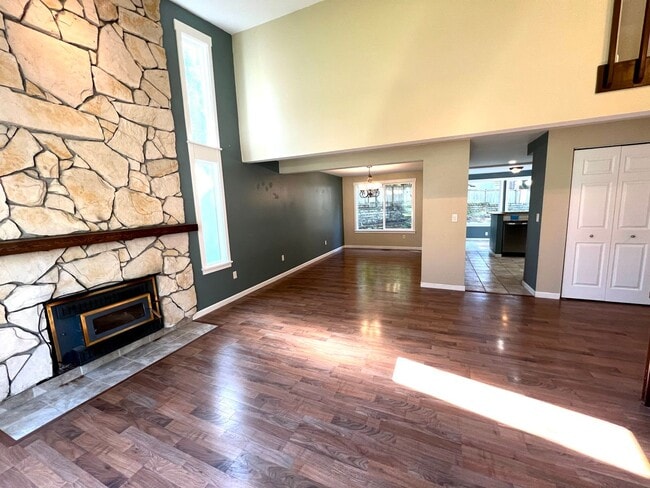 Building Photo - Charming 3-Bed, 3-Bath Home with Bonus Roo...