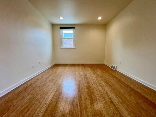 Building Photo - Gorgeous 3-Bedroom Townhome with One-Car Garage in Roxborough! Available NOW!