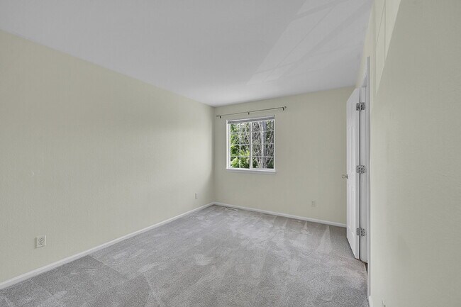 Building Photo - $3,095.00, 3-bed, 3.5-bath with bonus room...