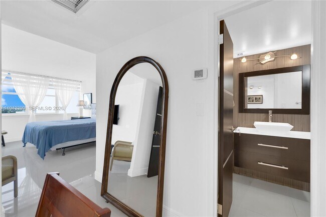 Building Photo - 3140 S Ocean Dr