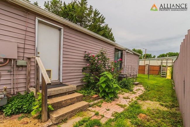 Building Photo - Great Location off Fort Riley Blvd with a ...