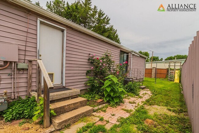 Building Photo - Great Location off Fort Riley Blvd with a Fenced Backyard!