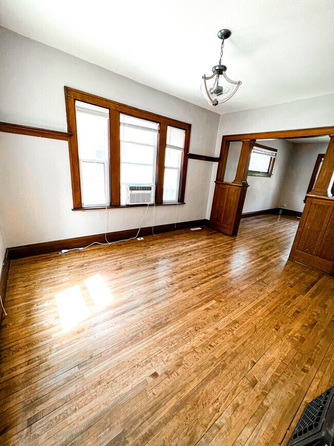 Building Photo - 820 10th Ave N