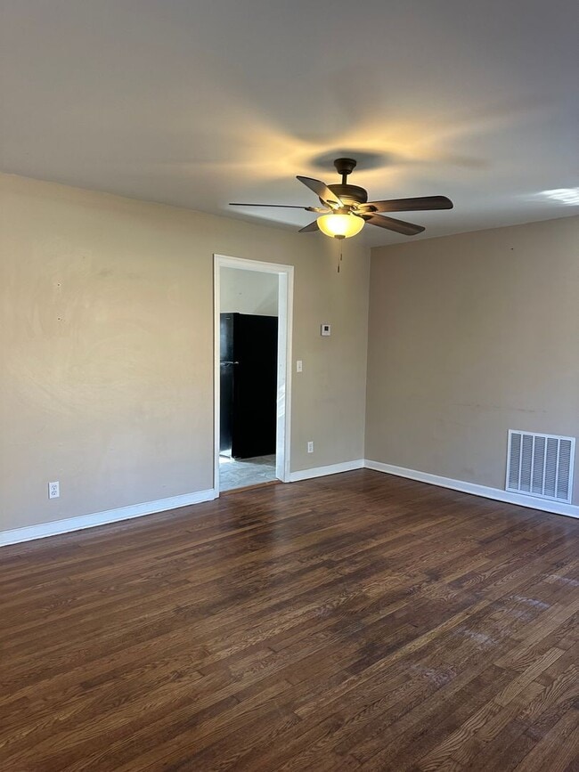 Building Photo - 3 bedroom in Clarkesville!