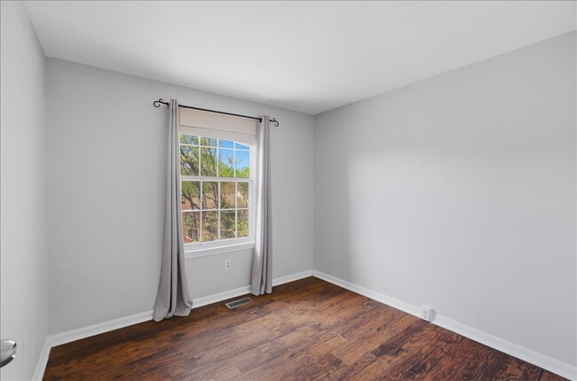 Building Photo - Updated 3BR / 2.5BA Townhome in Summit Chase – Over 1,900 Sq Ft with Deck & Fenced Patio!