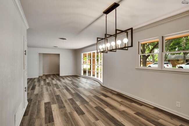 Building Photo - 2108 Granada Dr