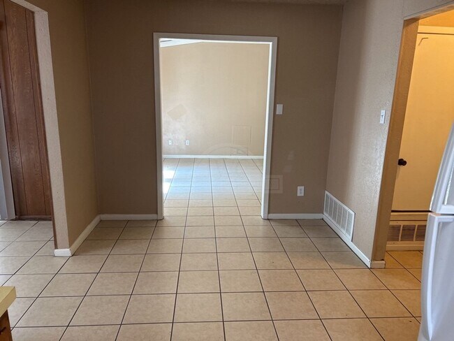 Building Photo - 2404 Carnation Dr