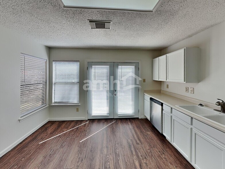 Building Photo - 2817 Lotus Park