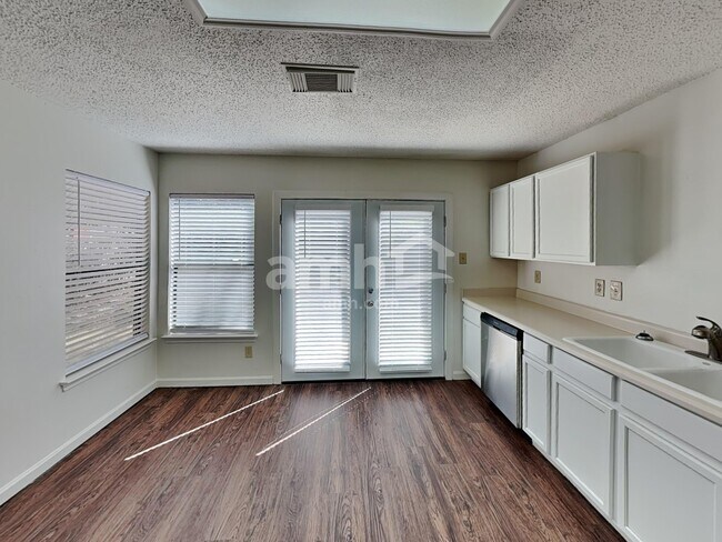 Building Photo - 2817 Lotus Park