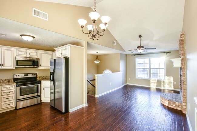 Building Photo - Dog Friendly Three Bedroom!