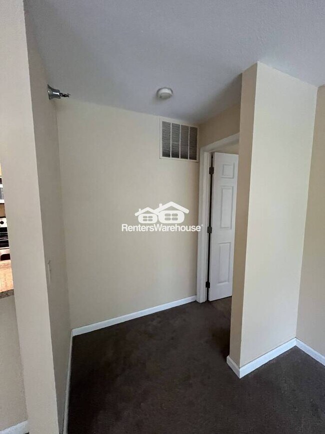 Building Photo - Beautiful Condo in a Beautiful Community