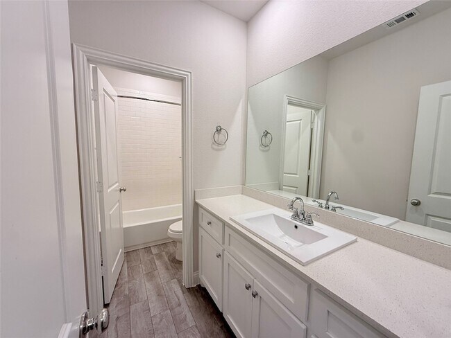 Building Photo - 2305 Caroline St