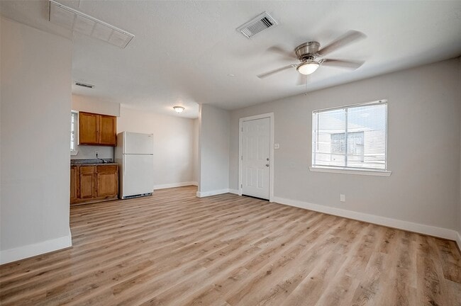 Building Photo - 8814 Manus St