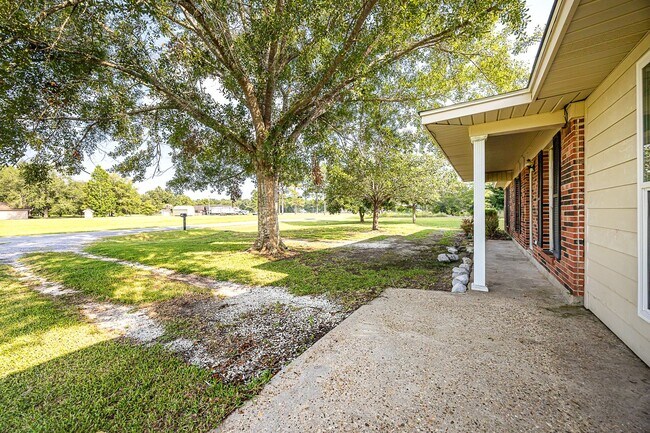 Building Photo - Move in ready 3 Bed 2 Bath Home in East Central School District!