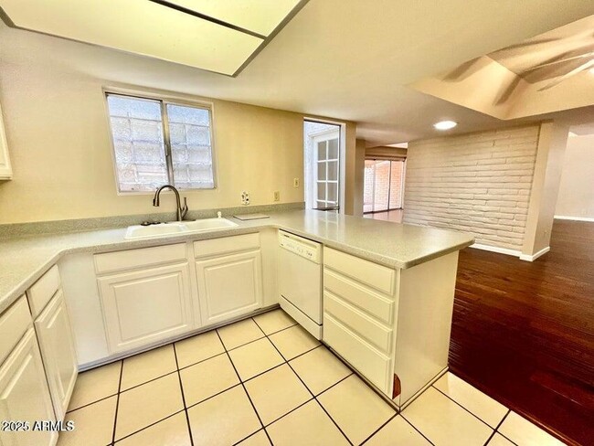 Building Photo - 5433 N 79th Pl