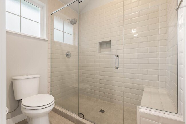 Building Photo - Modern Sammamish Cottage – Light-Filled Living in a Prime Plateau Location